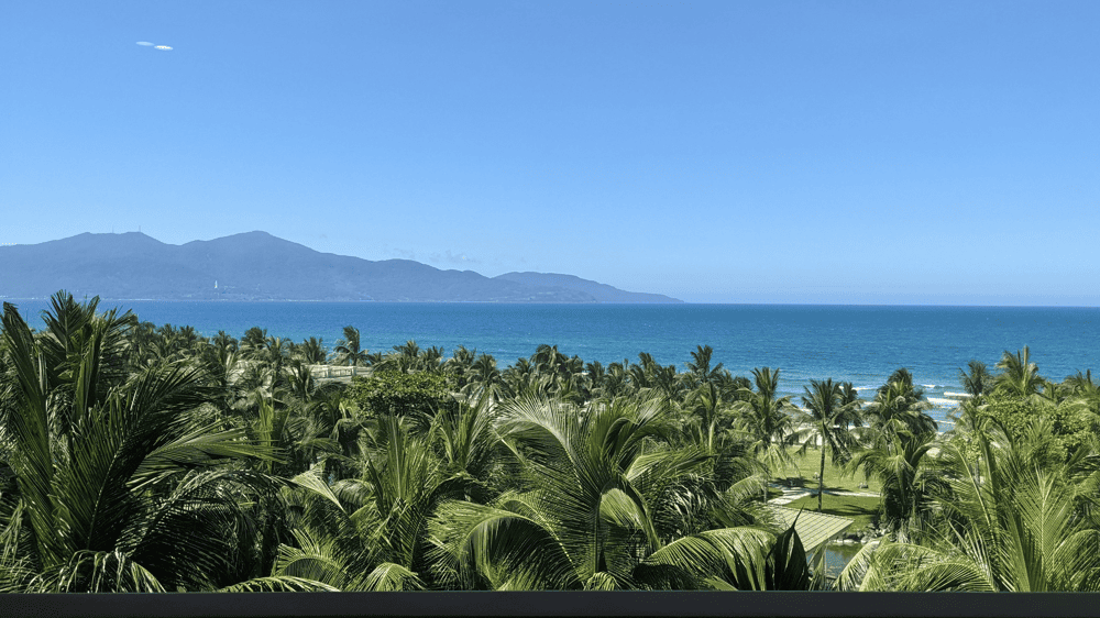 Bãi Bắc Mỹ An nằm gần khu dịch vụ cao cấp nên có không gian yên tĩnh và trong lành (Nguồn: Olalani Resort & Condotel)